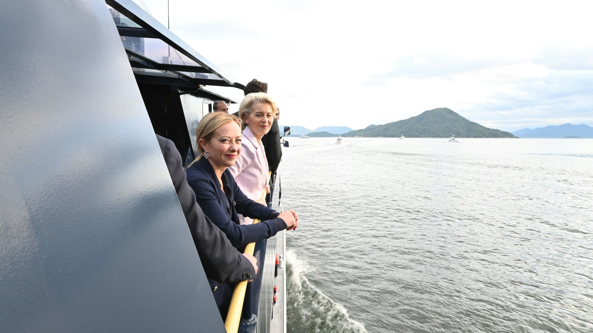 Giorgia Meloni (links) und Ursula von der Leyen stehen auf einem Schiff.
