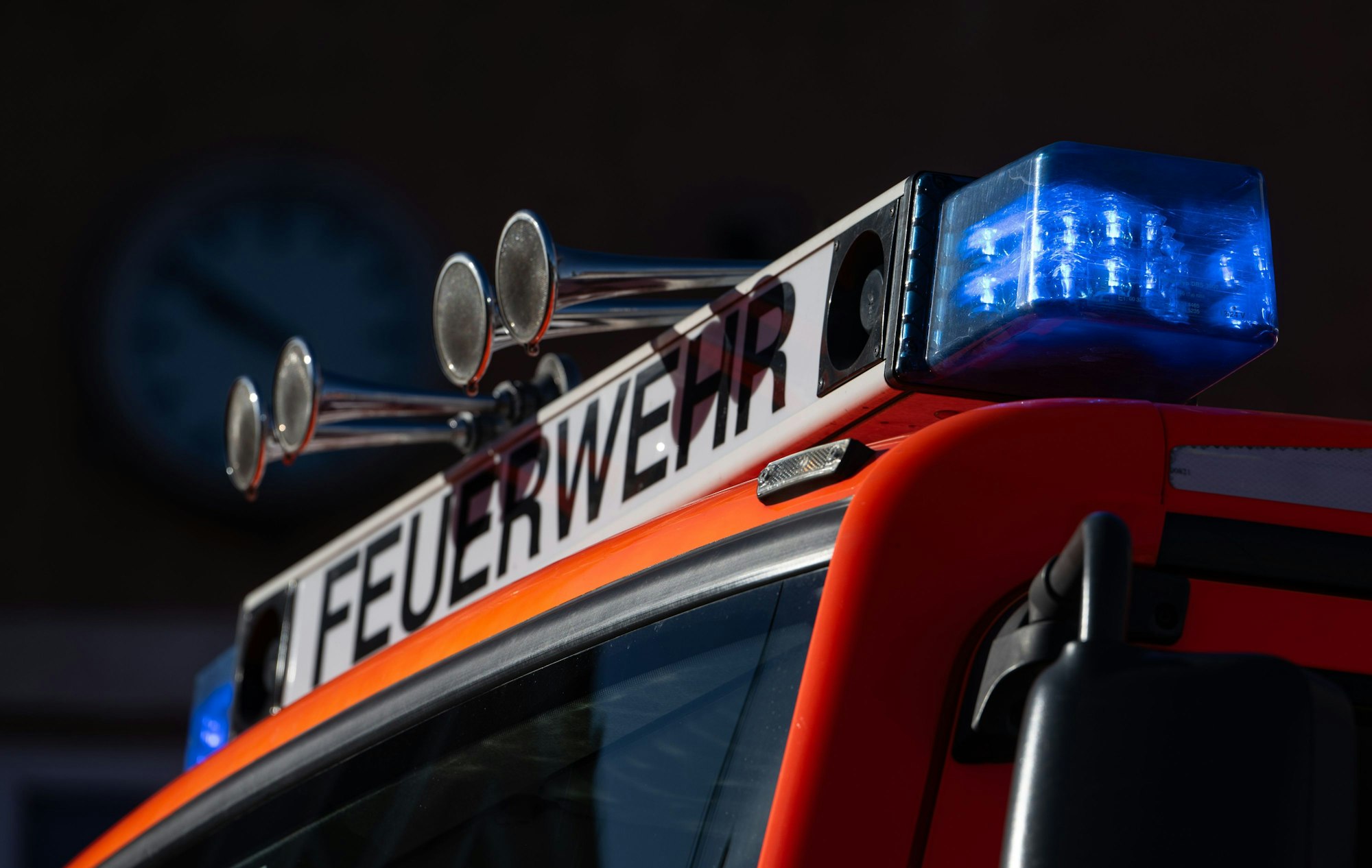Blaulicht leuchtet auf einem Feuerwehrwagen. (Symbolfoto)