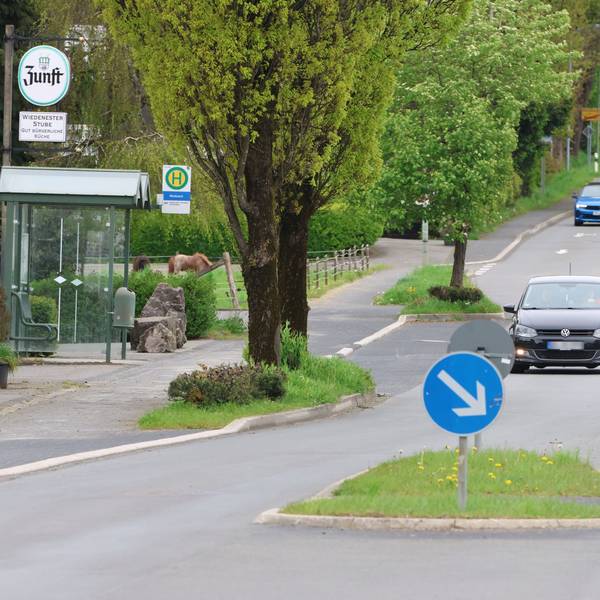 Die B 55 in Wiedenest mit Verkehrsinseln.