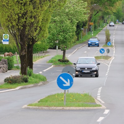 Die B 55 in Wiedenest mit Verkehrsinseln.
