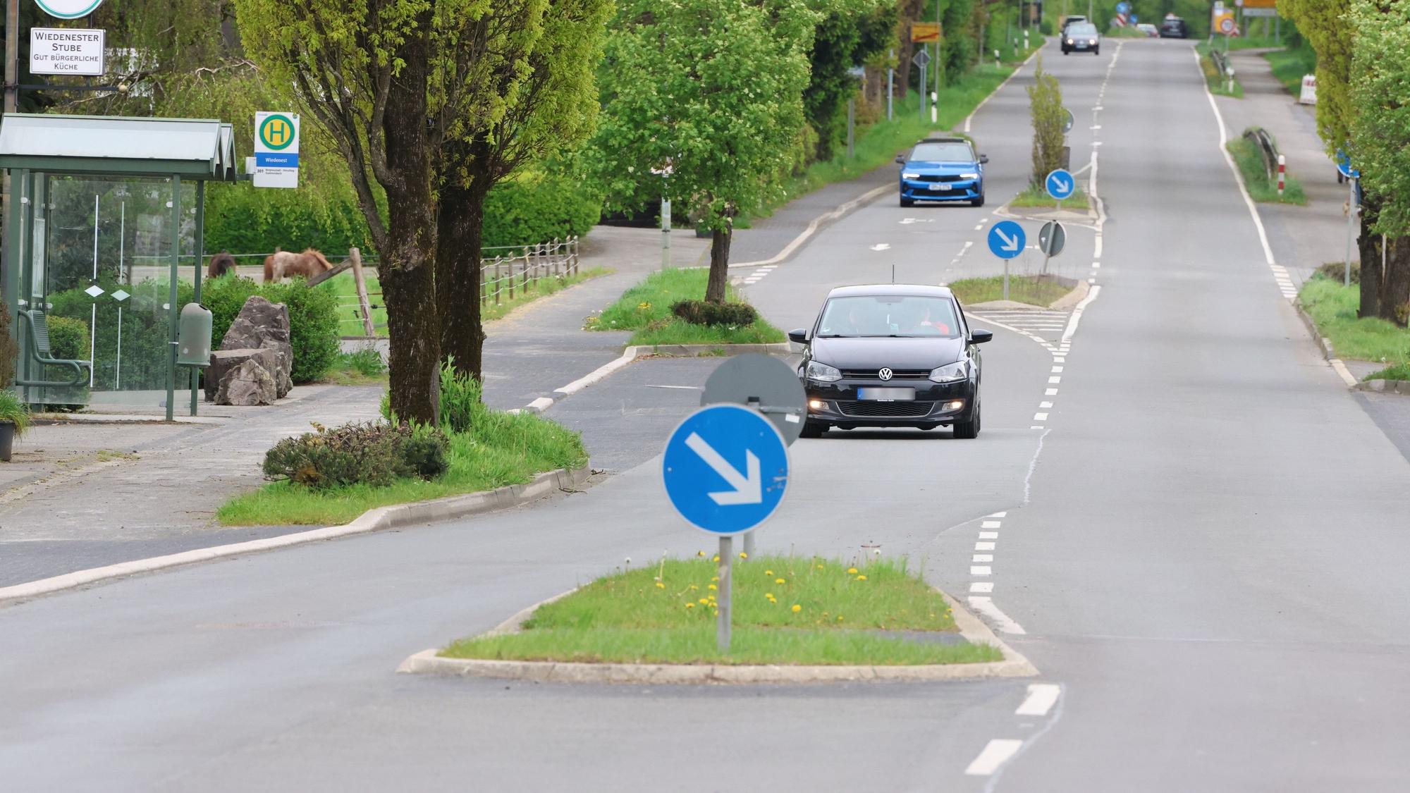 Die B 55 in Wiedenest mit Verkehrsinseln.