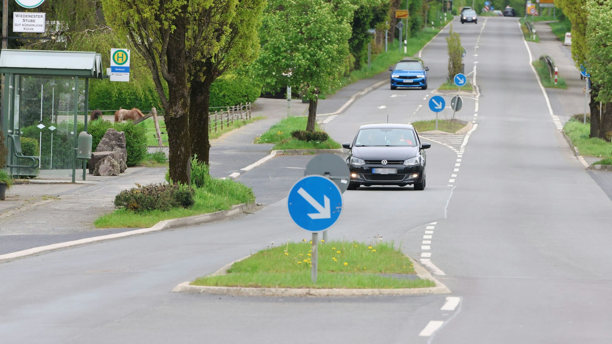 Die B 55 in Wiedenest mit Verkehrsinseln.