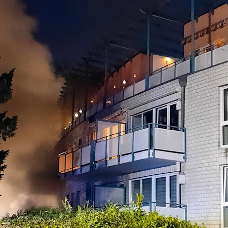 ährend des Einsatzes erlitt ein Feuerwehrmann eine Rauchgasvergiftung und musste ins Krankenhaus gebracht werden.