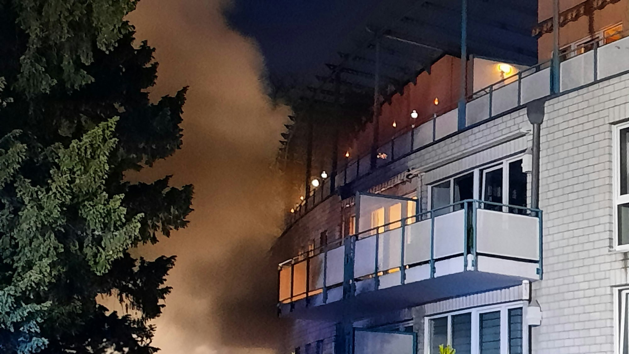 ährend des Einsatzes erlitt ein Feuerwehrmann eine Rauchgasvergiftung und musste ins Krankenhaus gebracht werden.