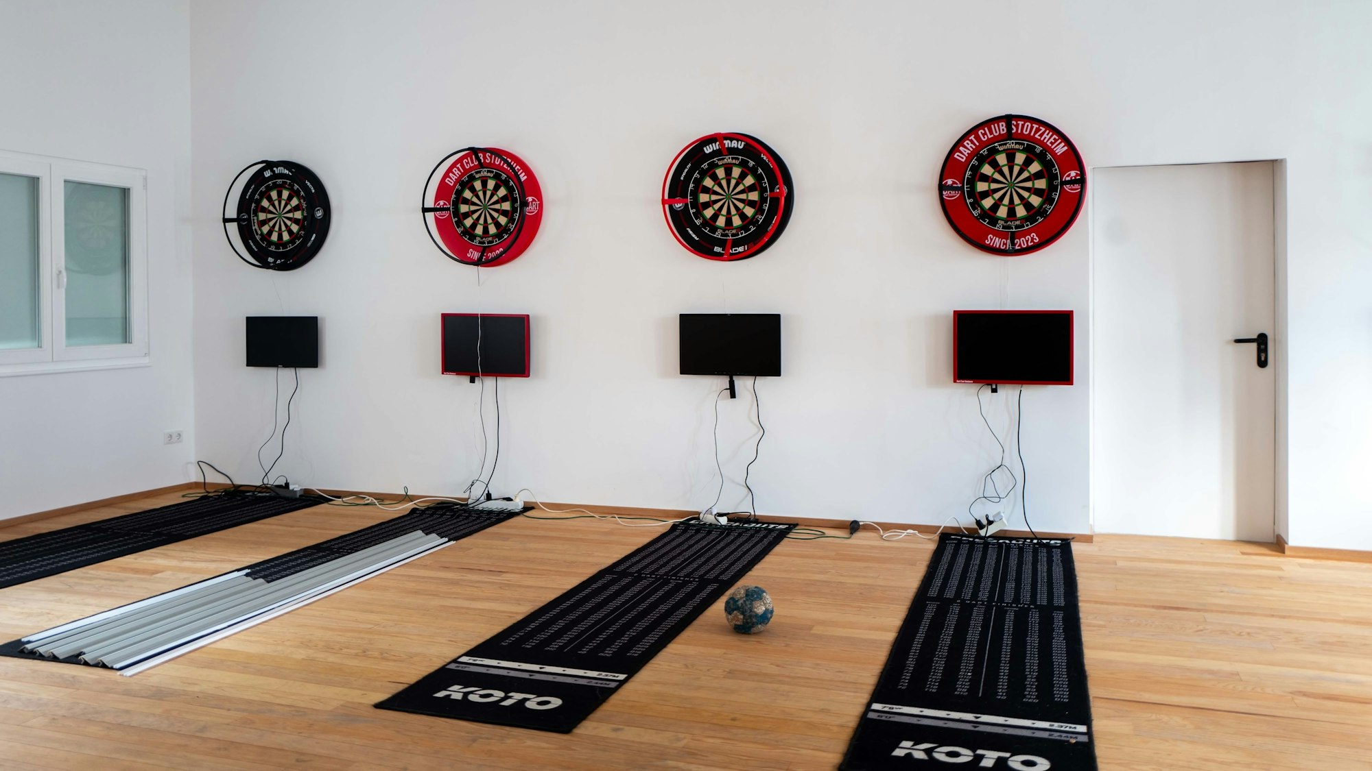 Das Bild zeigt vier Dartsscheiben, die an der Wand hängen. Die Bühne ist hergestellt und kann betreten werden.