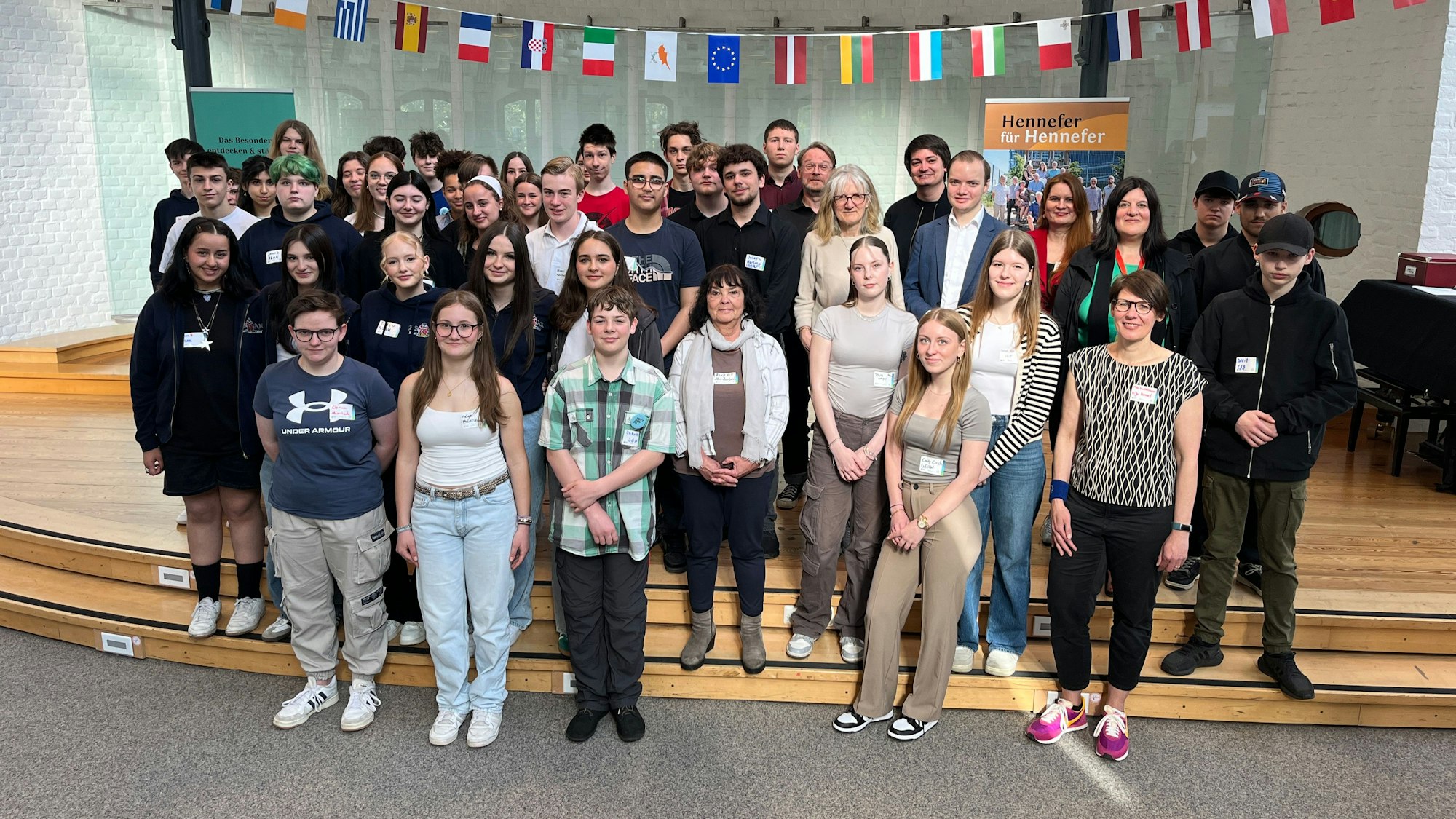 Die Teilnehmerinnen und Teilnehmer sowie die Expertinnen und Experten stellten sich auf der Bühne zum Gruppenbild auf.