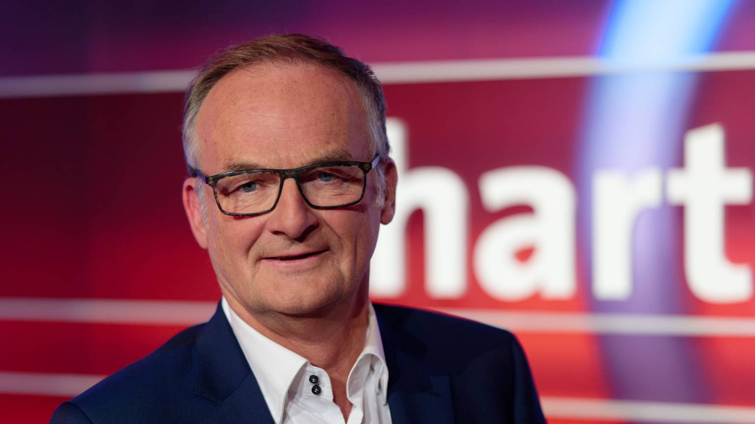 Der Moderator Frank Plaßberg steht nach einer live Produktion der Diskussionssendung „Hart aber fair“ im Studio.