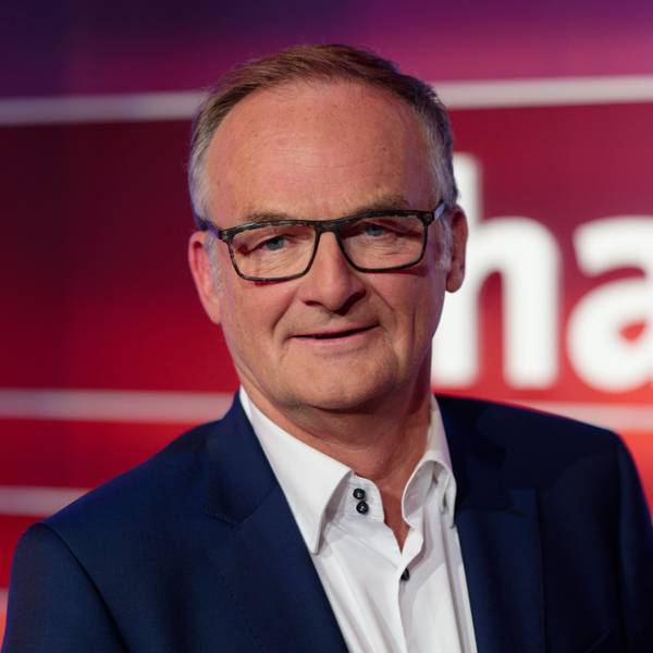 Der Moderator Frank Plaßberg steht nach einer live Produktion der Diskussionssendung „Hart aber fair“ im Studio.