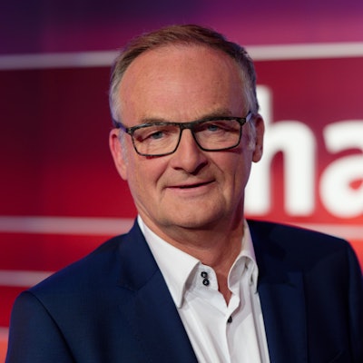 Der Moderator Frank Plaßberg steht nach einer live Produktion der Diskussionssendung „Hart aber fair“ im Studio.