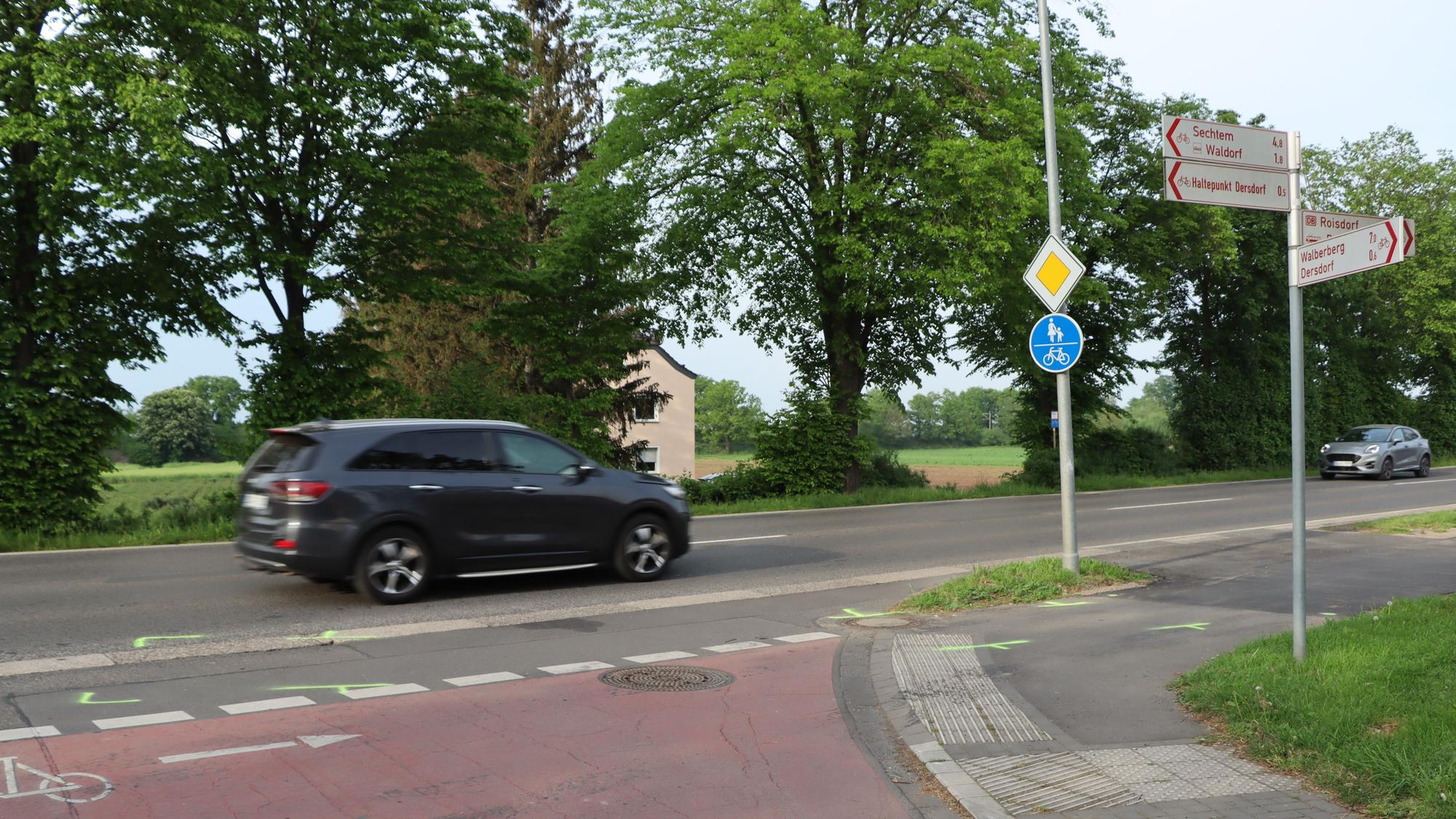 Bei einem folgenschweren Verkehrsunfall ist in der Nacht zu Mittwoch der 50-jährige Fahrer eines Motorrollers in Bornheim mit einem Traktorgespann kollidiert und dabei tödlich verletzt worden.