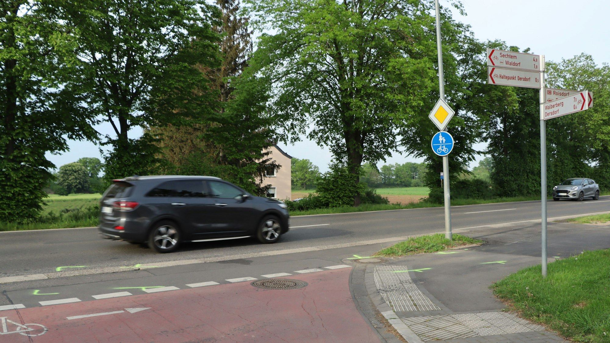 Bei einem folgenschweren Verkehrsunfall ist in der Nacht zu Mittwoch der 50-jährige Fahrer eines Motorrollers in Bornheim mit einem Traktorgespann kollidiert und dabei tödlich verletzt worden.