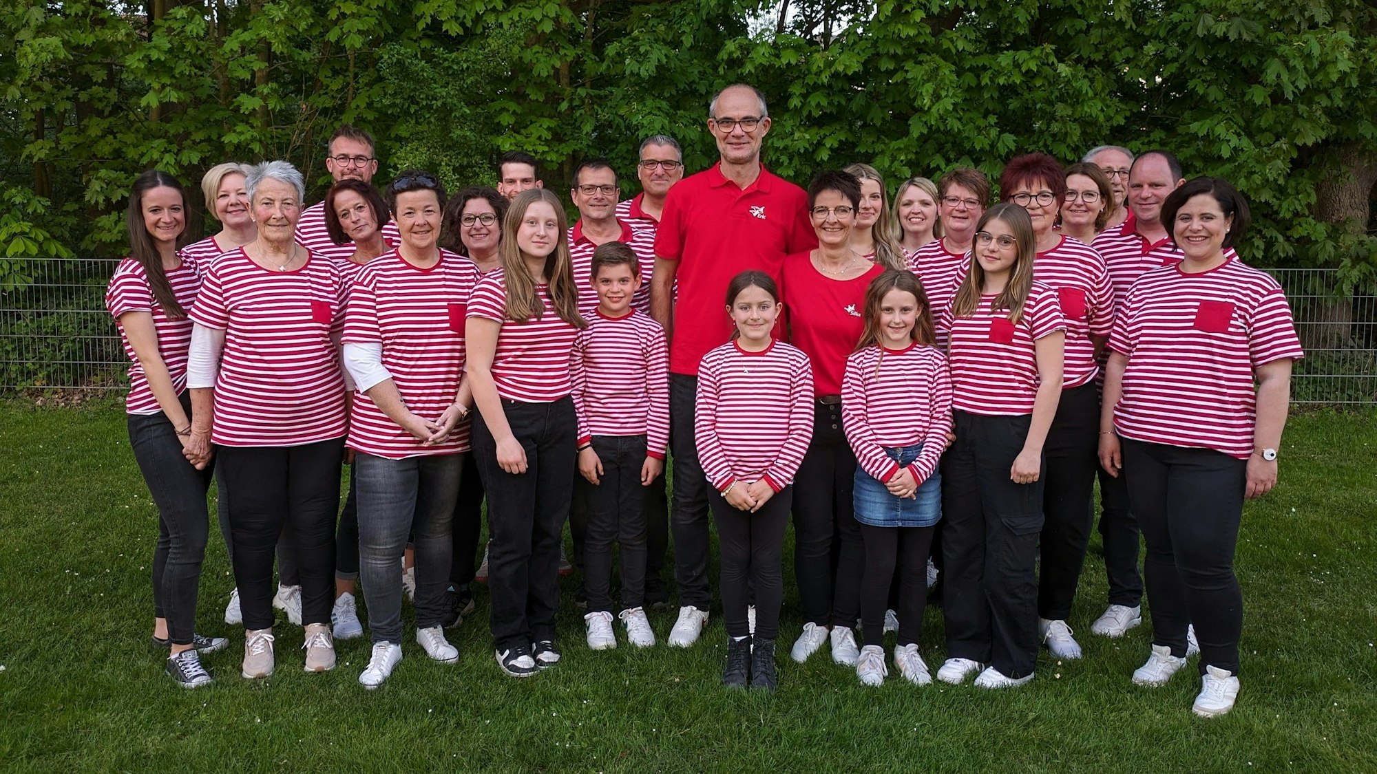 Das designierte Prinzenpaar von Volmeshoven-Heidgen, Silke und Eric Liers, mit seinem großen Gefolge.