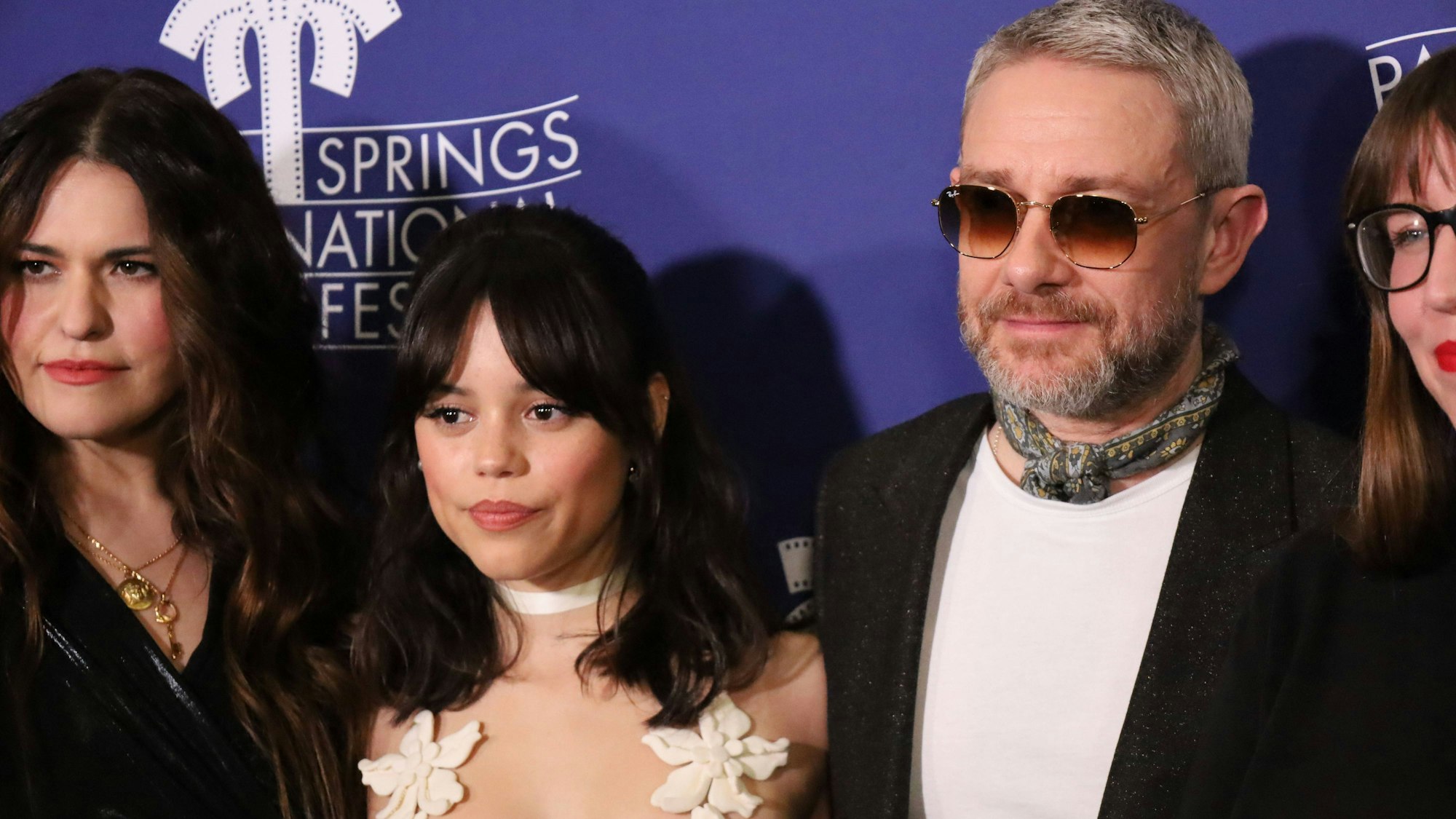 Jenna Ortega (2. v.l) zusammen mit Martin Freeman (r.) bei der US-Premiere von „Miller's Girl“.