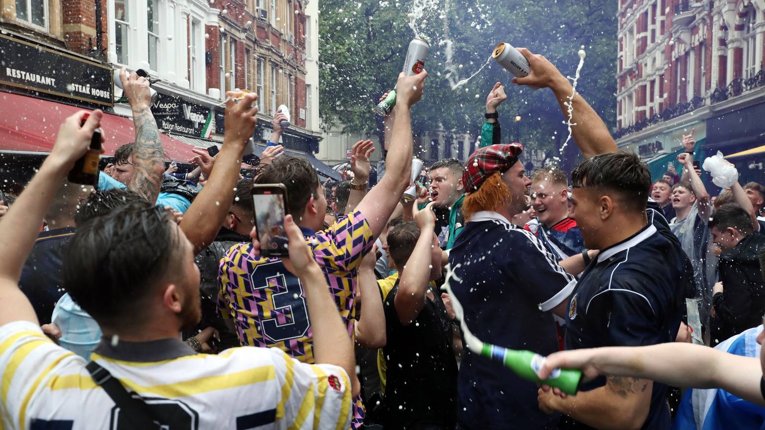 In den Straßen von London feierten schottische Fans vor dem Spiel gegen England.
