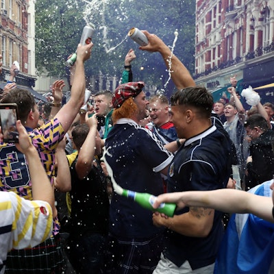 In den Straßen von London feierten schottische Fans vor dem Spiel gegen England.