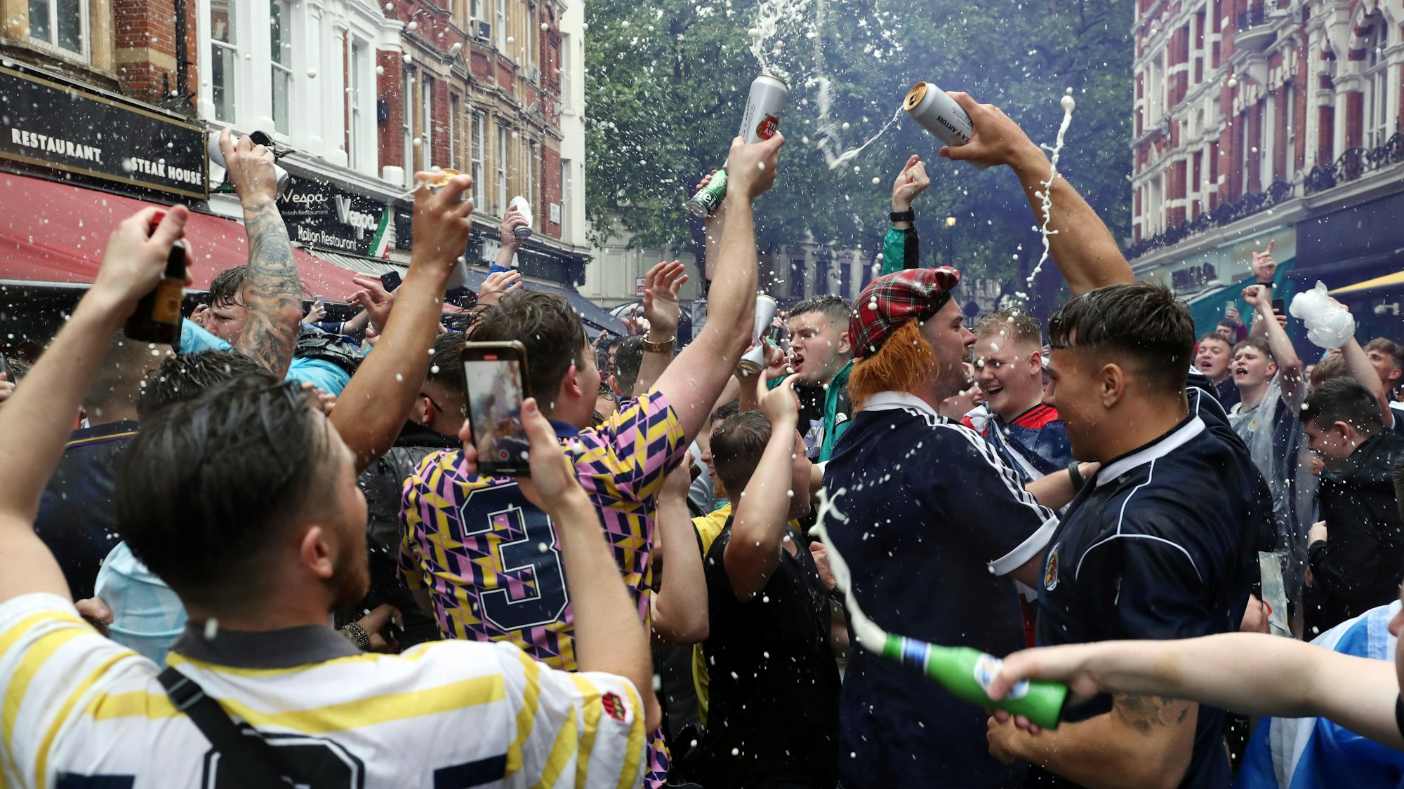 In den Straßen von London feierten schottische Fans vor dem Spiel gegen England.