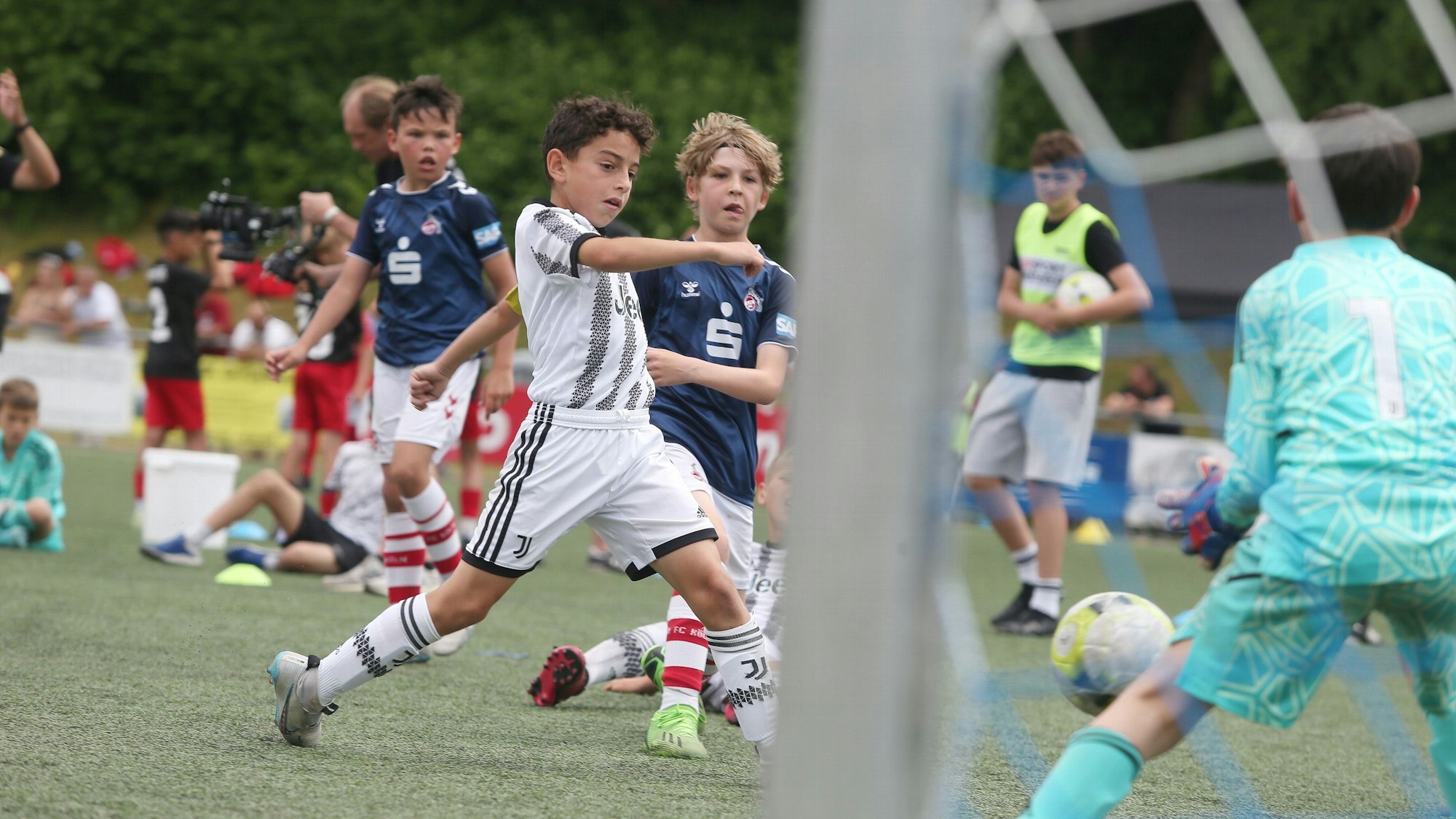 Das Foto zeigt eine Szene aus der Begegnung der U9-Mannschaften von Juventus Turin und dem 1. FC Köln.