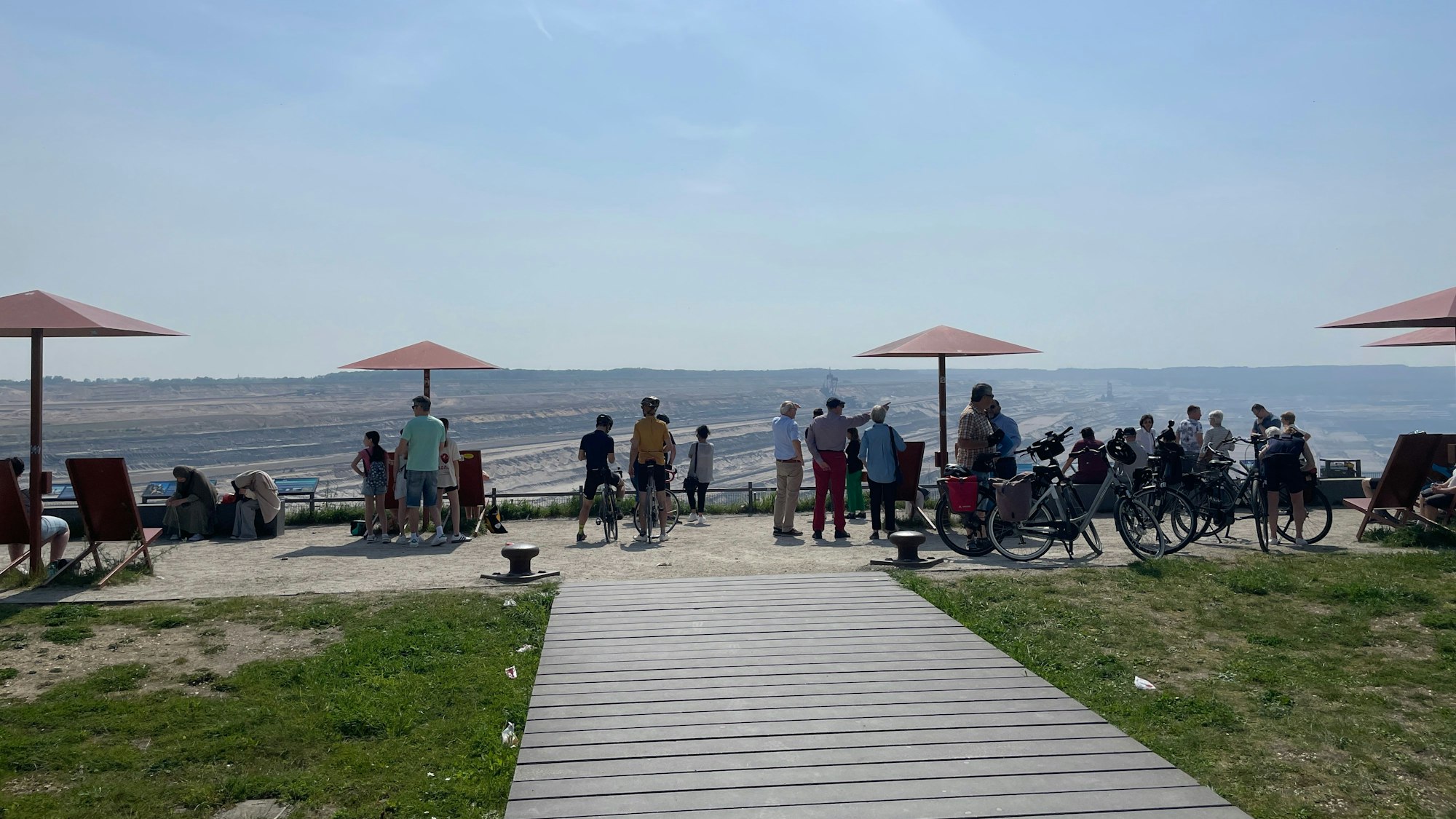 Aussicht auf die riesige Abbaugrube in Hambach von der Plattform Terra Nova