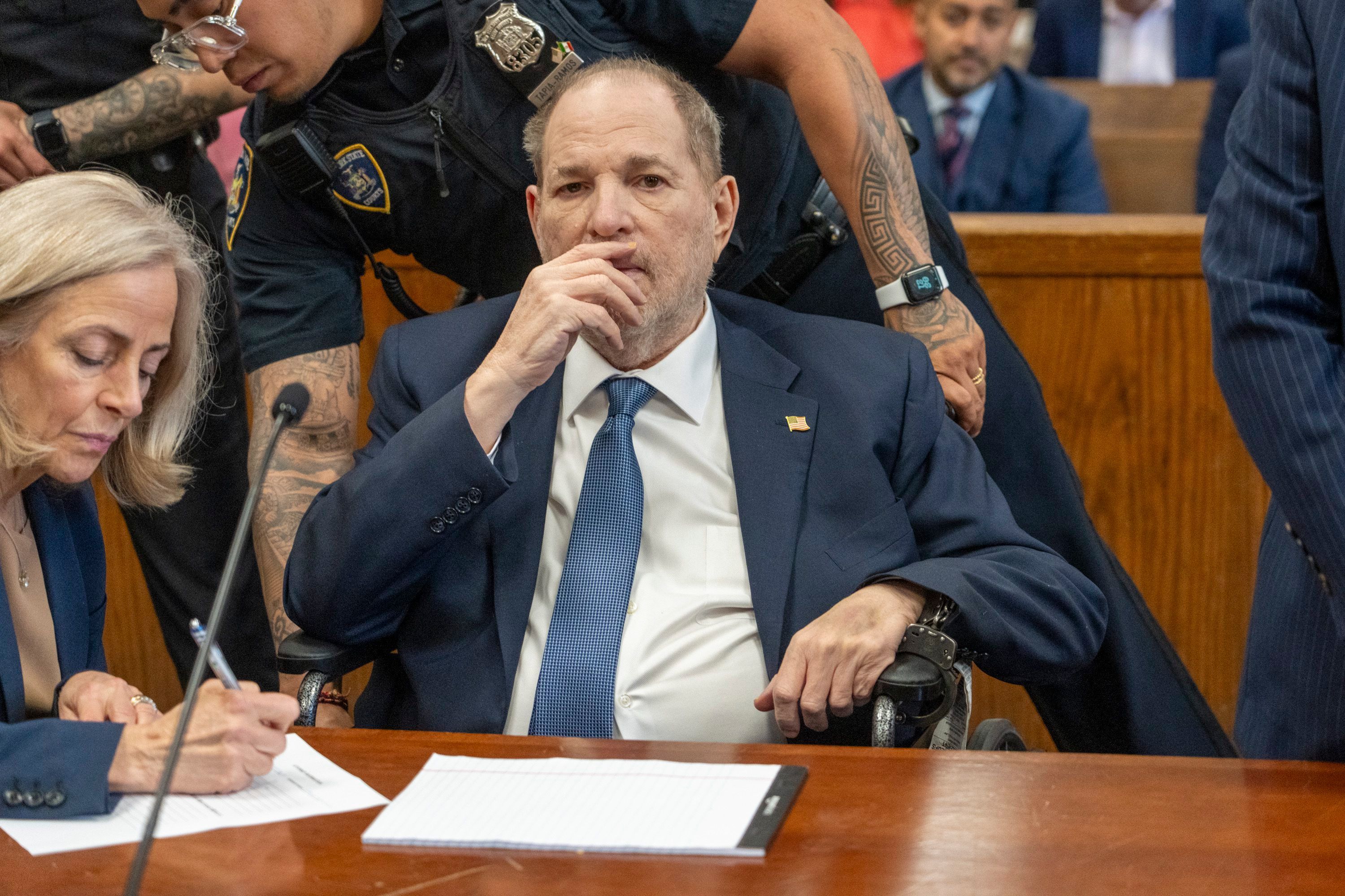 Harvey Weinstein war gestern zum ersten Mal wieder in einem New Yorker Gerichtssaal seit seiner Verurteilung wegen Vergewaltigung im Jahr 2020.