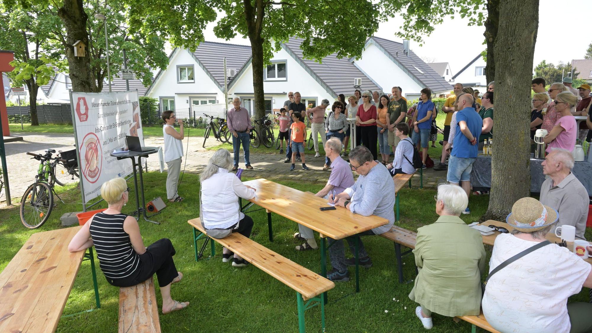 Viele interessierte Voiswinkeler kamen zum Info-Caf´e an der Kirche, sie wünschen sich einen Treffpunkt.