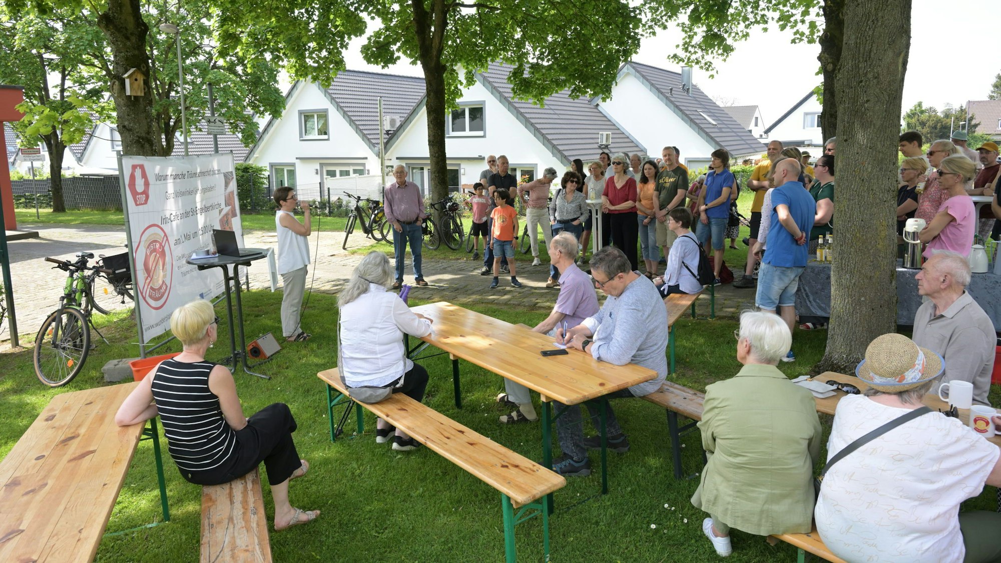 Viele interessierte Voiswinkeler kamen zum Info-Caf´e an der Kirche, sie wünschen sich einen Treffpunkt.
