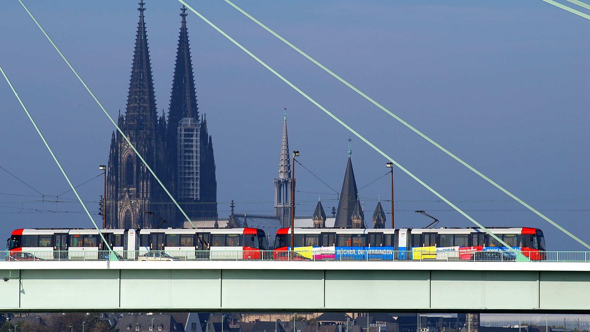 Die Severinsbrücke vor dem Kölner Dom (Archivfoto).