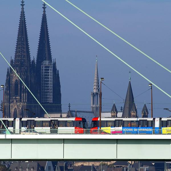 Die Severinsbrücke vor dem Kölner Dom (Archivfoto).