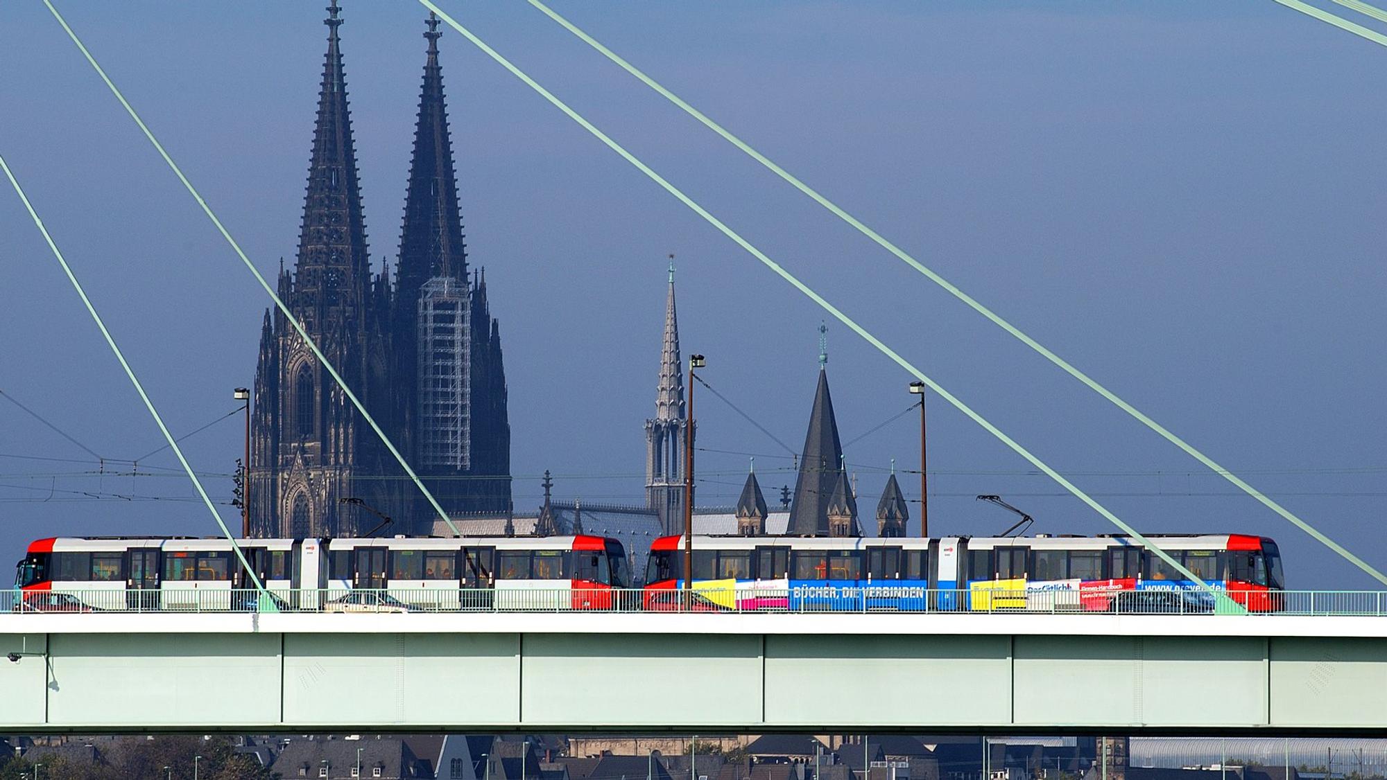 Die Severinsbrücke vor dem Kölner Dom (Archivfoto).