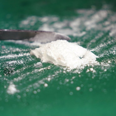 Kokain liegt auf einem grünen Untergrund.