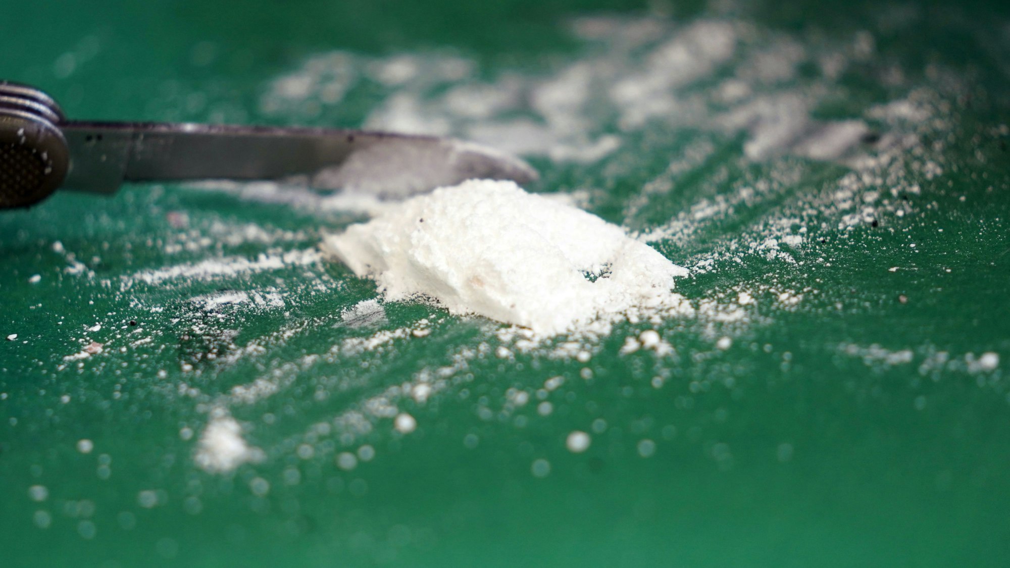 Kokain liegt auf einem grünen Untergrund.