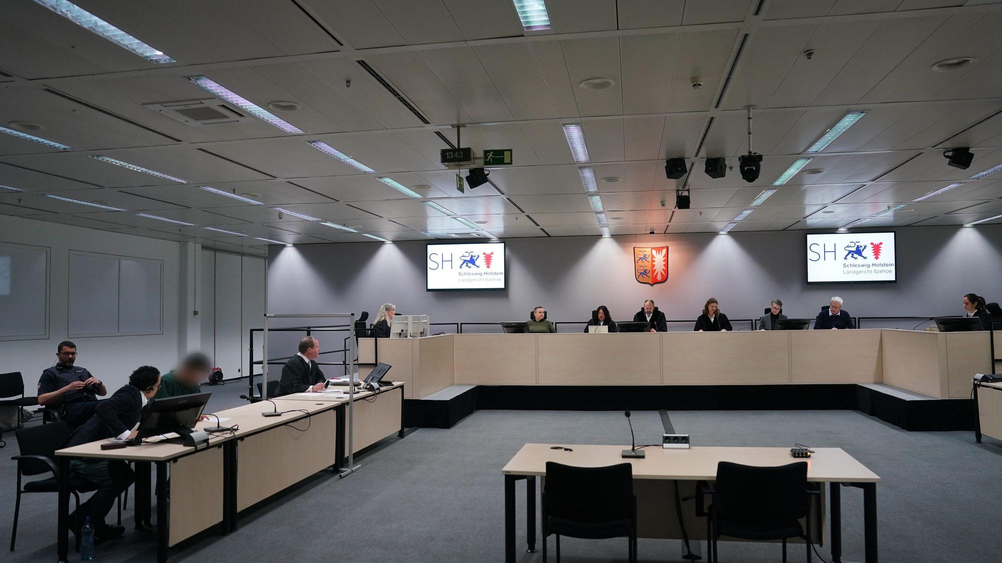 ARCHIV - 15.04.2024, Schleswig-Holstein, Itzehoe: Der Angeklagte Ibrahim A. (3.v.l) sitzt im Gerichtssaal im China Logistic Center neben seinem n Anwalt Björn Seelbach (4.v.l). Im Hintergrund sitzt Johann Christoph Lohmann (5.v.r), Vorsitzender Richter am Landgericht Itzehoe.
