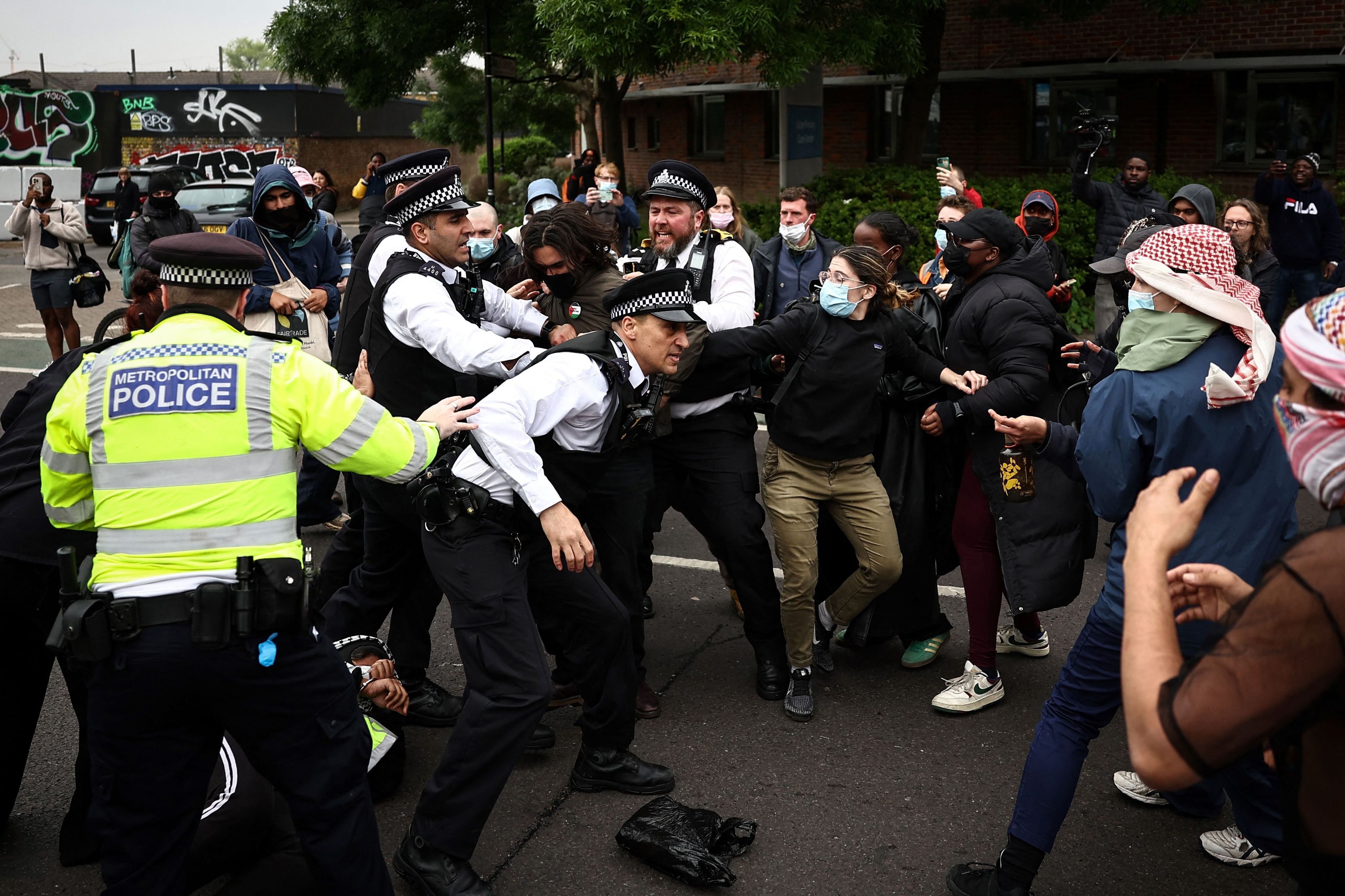 Protestierende geraten in London vor einem Hotel mit Polizisten aneinander.