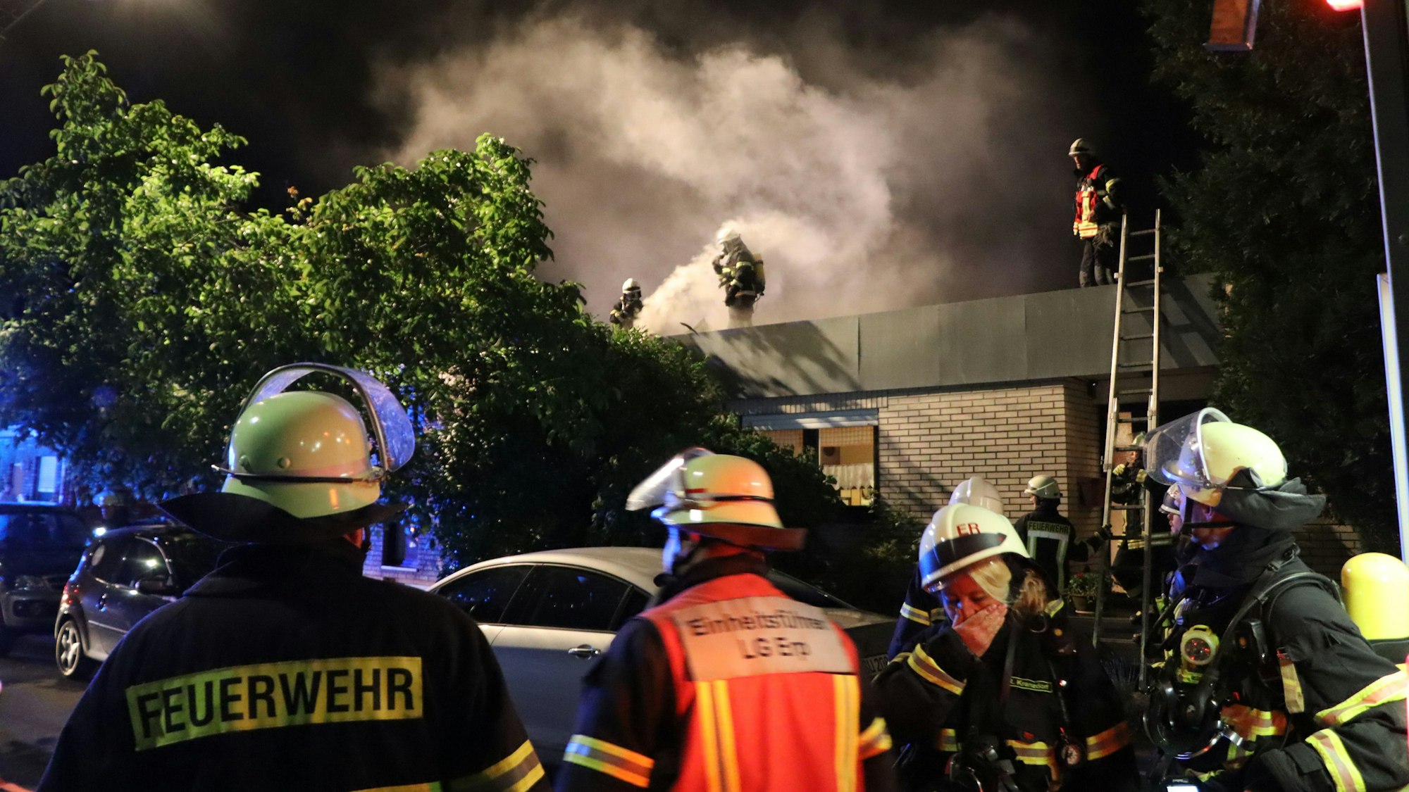 Wenn sich das Feuer beim Unkrautjäten mit dem Gasflämmer unbemerkt ausbreitet können ganze Wohnhäuser und die der Nachbarn in Mitleidenschaft gezogen werden.