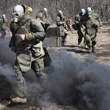 Russische Soldaten tragen bei einer Gefechtsübung Gasmasken. (Symbolbild) Die USA haben in einem Bericht des Außenministeriums die Überzeugung geäußert, dass Russland gegen ukrainische Soldaten Chemiewaffen eingesetzt habe.