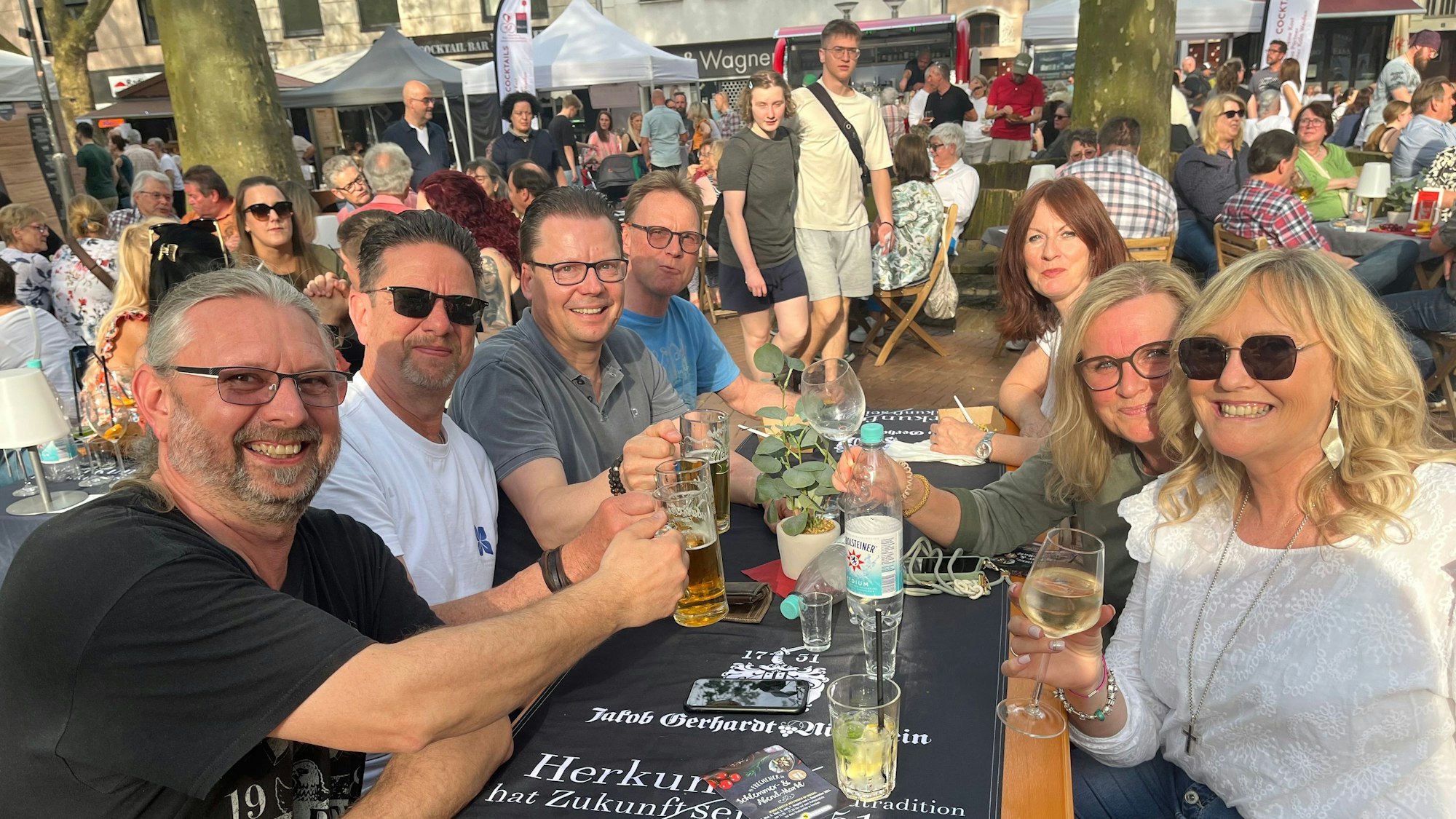 Auf dem Foto sind Besucher des Schlemmermarkts in Frechen zu sehen.