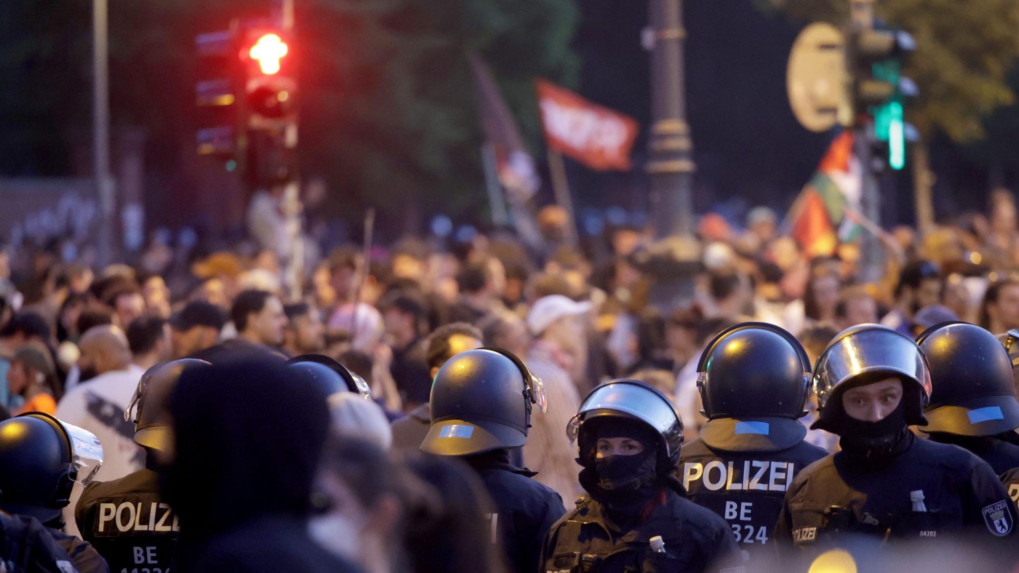 Einsatzkräfte der Polizei und Teilnehmer der „Revolutionären 1. Mai-Demonstration“ stehen am Südstern in Kreuzberg.
