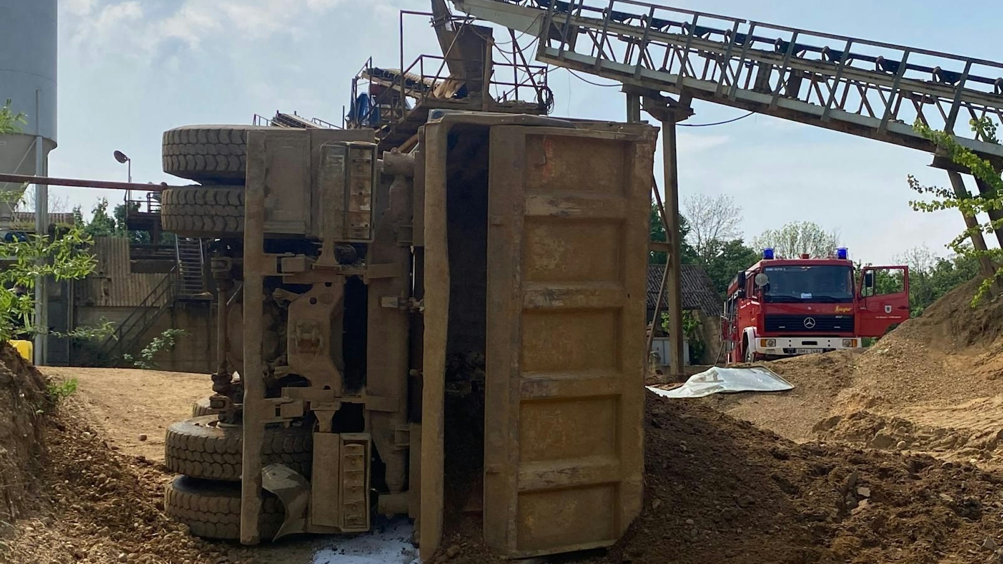 Auf dem Foto ist ein umgekippter Lkw zu sehen.