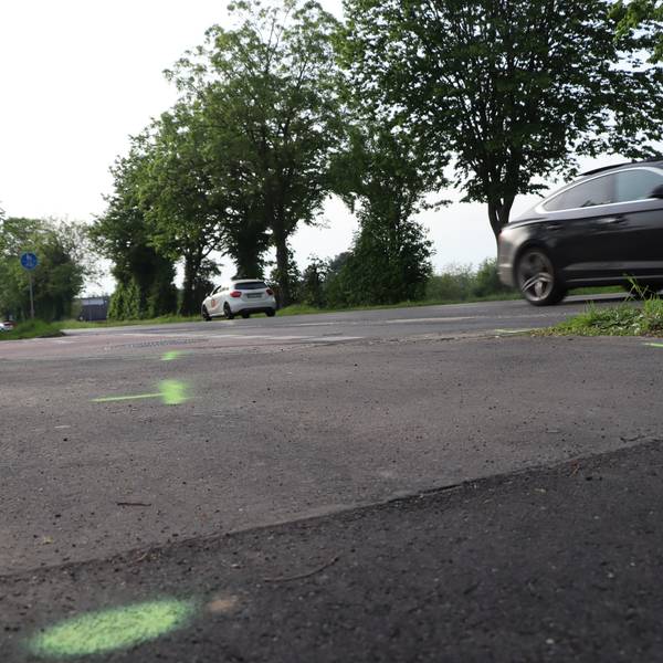 Bei einem folgenschweren Verkehrsunfall ist in der Nacht zu Mittwoch der 50-jährige Fahrer eines Motorrollers in Bornheim mit einem Traktorgespann kollidiert und dabei tödlich verletzt worden.