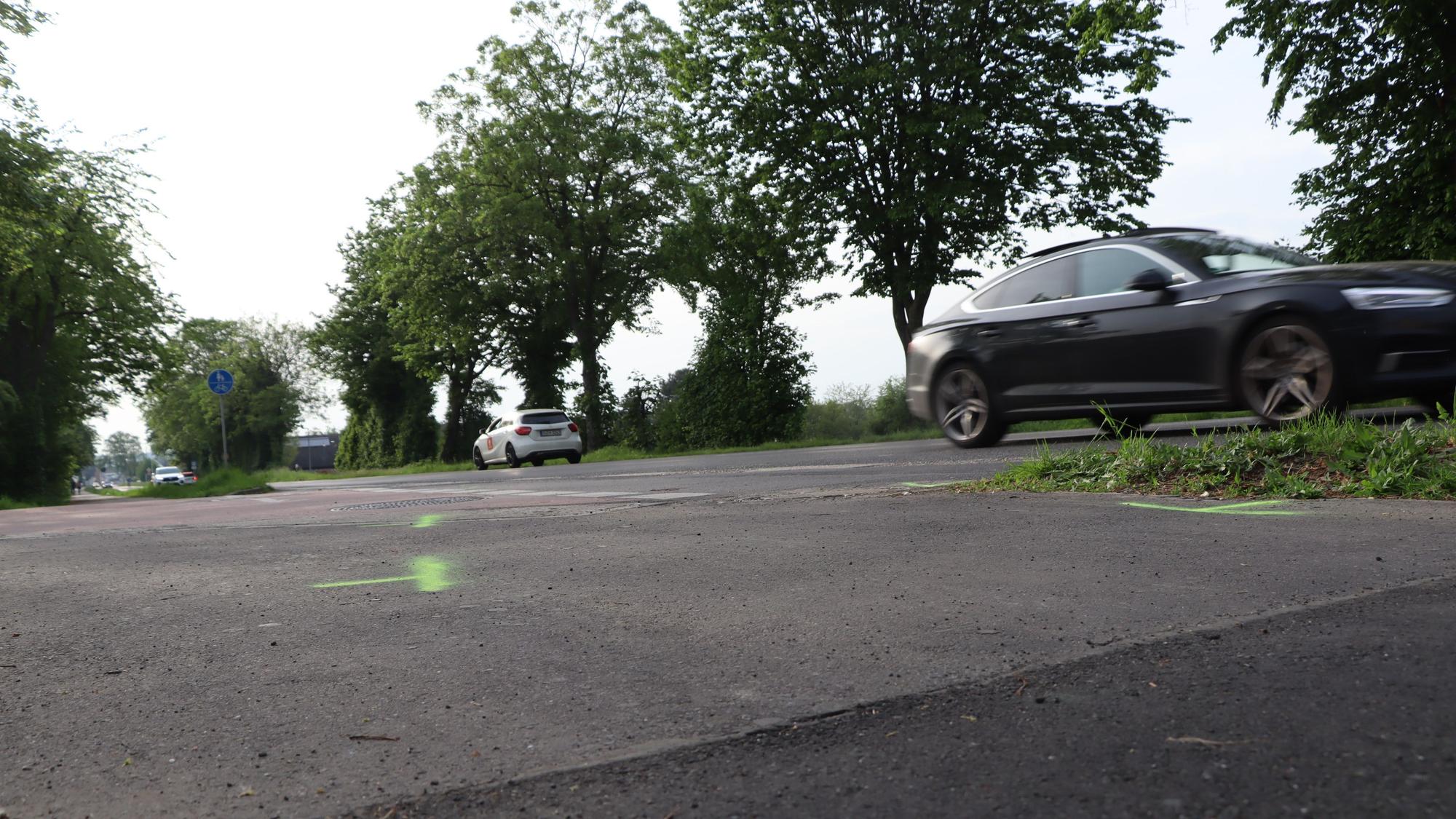 Bei einem folgenschweren Verkehrsunfall ist in der Nacht zu Mittwoch der 50-jährige Fahrer eines Motorrollers in Bornheim mit einem Traktorgespann kollidiert und dabei tödlich verletzt worden.
