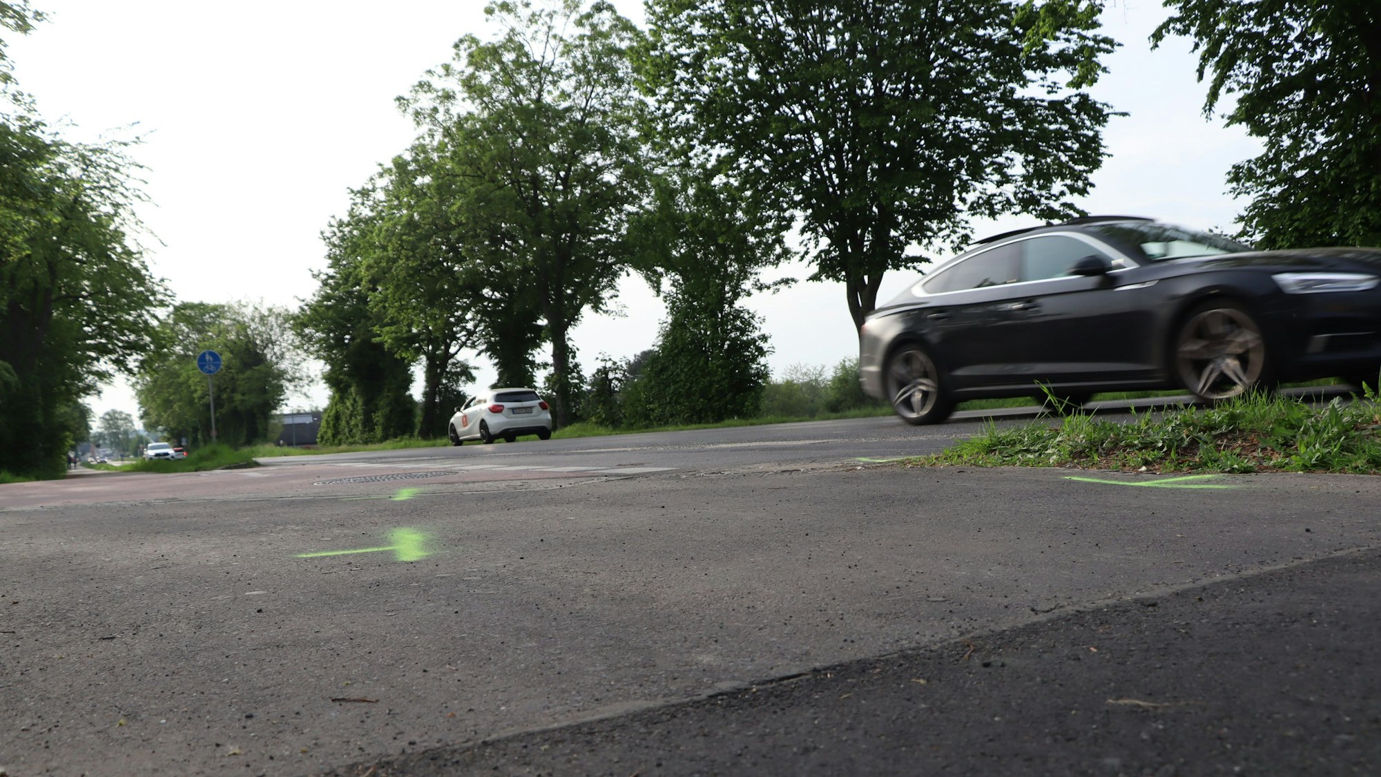 Bei einem folgenschweren Verkehrsunfall ist in der Nacht zu Mittwoch der 50-jährige Fahrer eines Motorrollers in Bornheim mit einem Traktorgespann kollidiert und dabei tödlich verletzt worden.