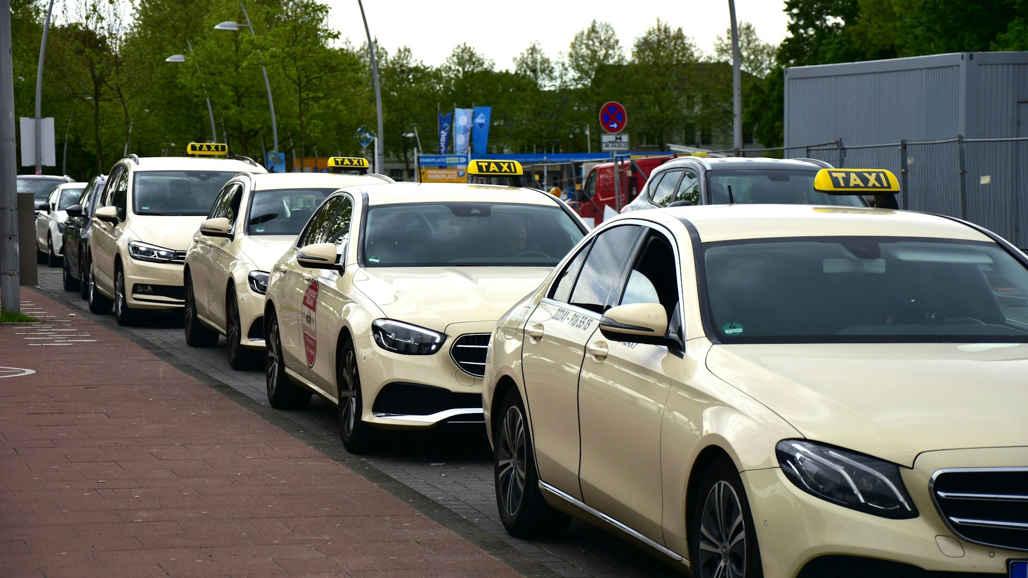 Das Geschäft am Taxistand des Siegbruger Bahnhofs ist massiv eingebrochen.