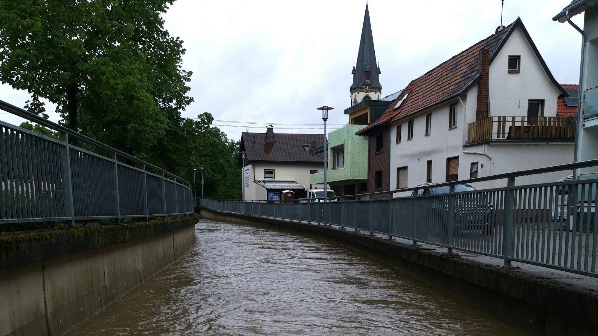 Die Swist in Flerzheim am 3. Mai 2024 nach einem heftigen Unwetter