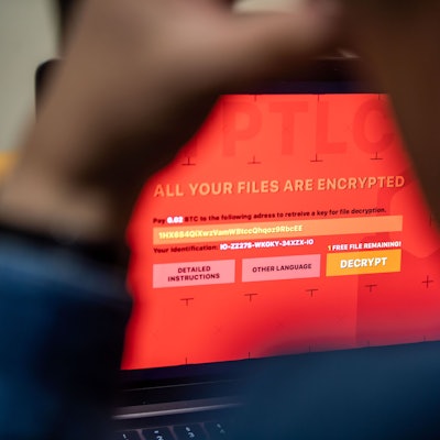 Ein Laptop ist durch einen Cyberangriff verschlüsselt worden. Aus den Mail-Postfächern der SPD wurden durch russische Hacker offenbar während eines Angriffs Daten entwendet. (Symbolbild)