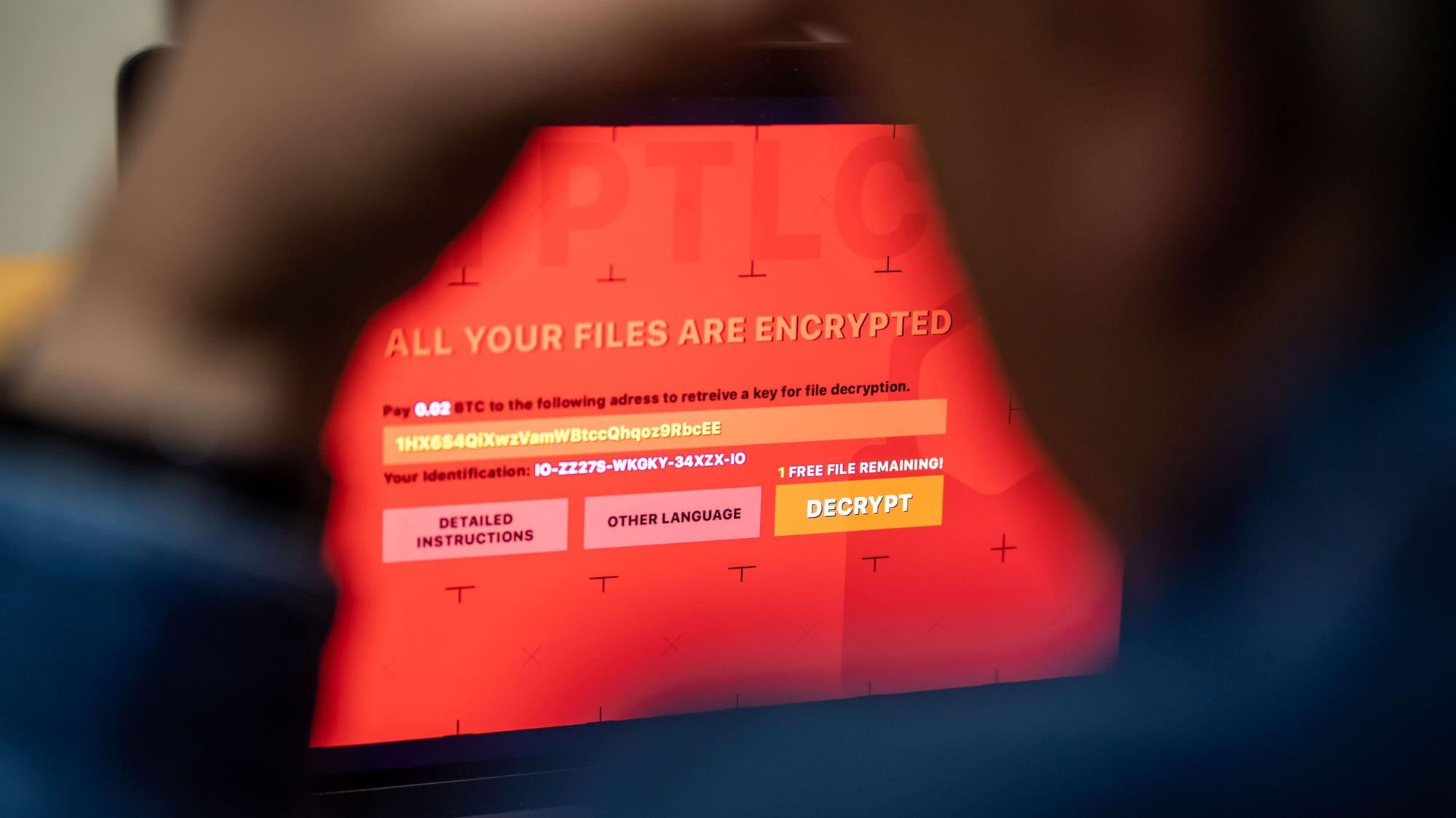 Ein Laptop ist durch einen Cyberangriff verschlüsselt worden. Aus den Mail-Postfächern der SPD wurden durch russische Hacker offenbar während eines Angriffs Daten entwendet. (Symbolbild)