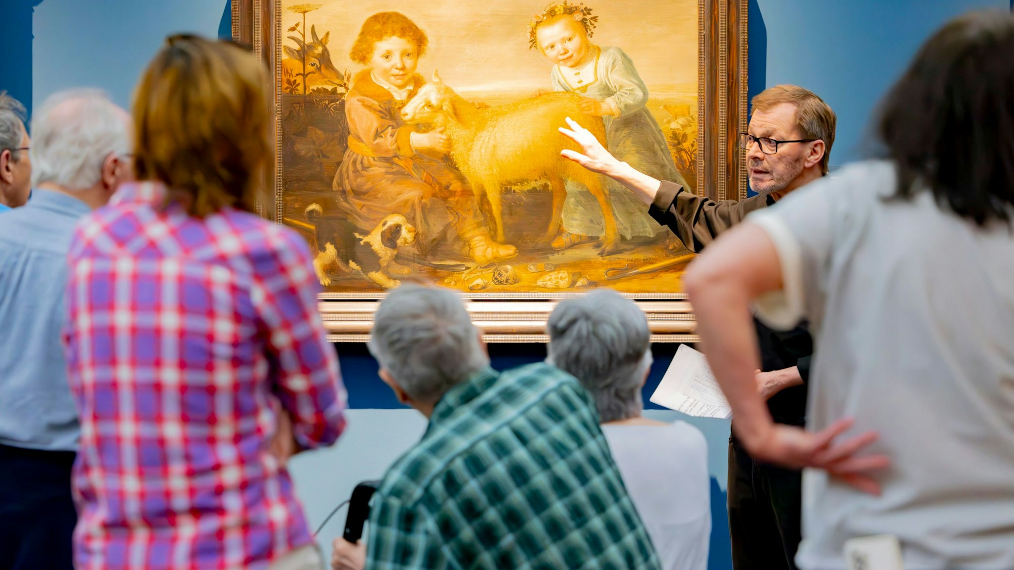 Eine Gruppe betrachtet ein Bild.