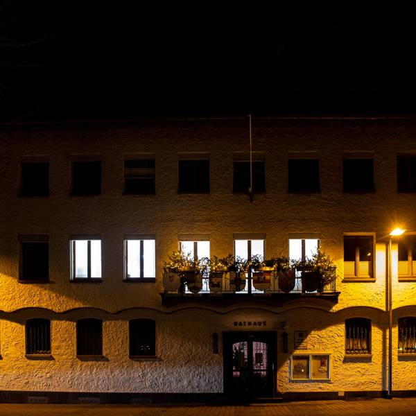 Das Zülpicher Rathaus beleuchtet in abendlicher Dunkelheit.