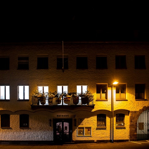 Das Zülpicher Rathaus beleuchtet in abendlicher Dunkelheit.