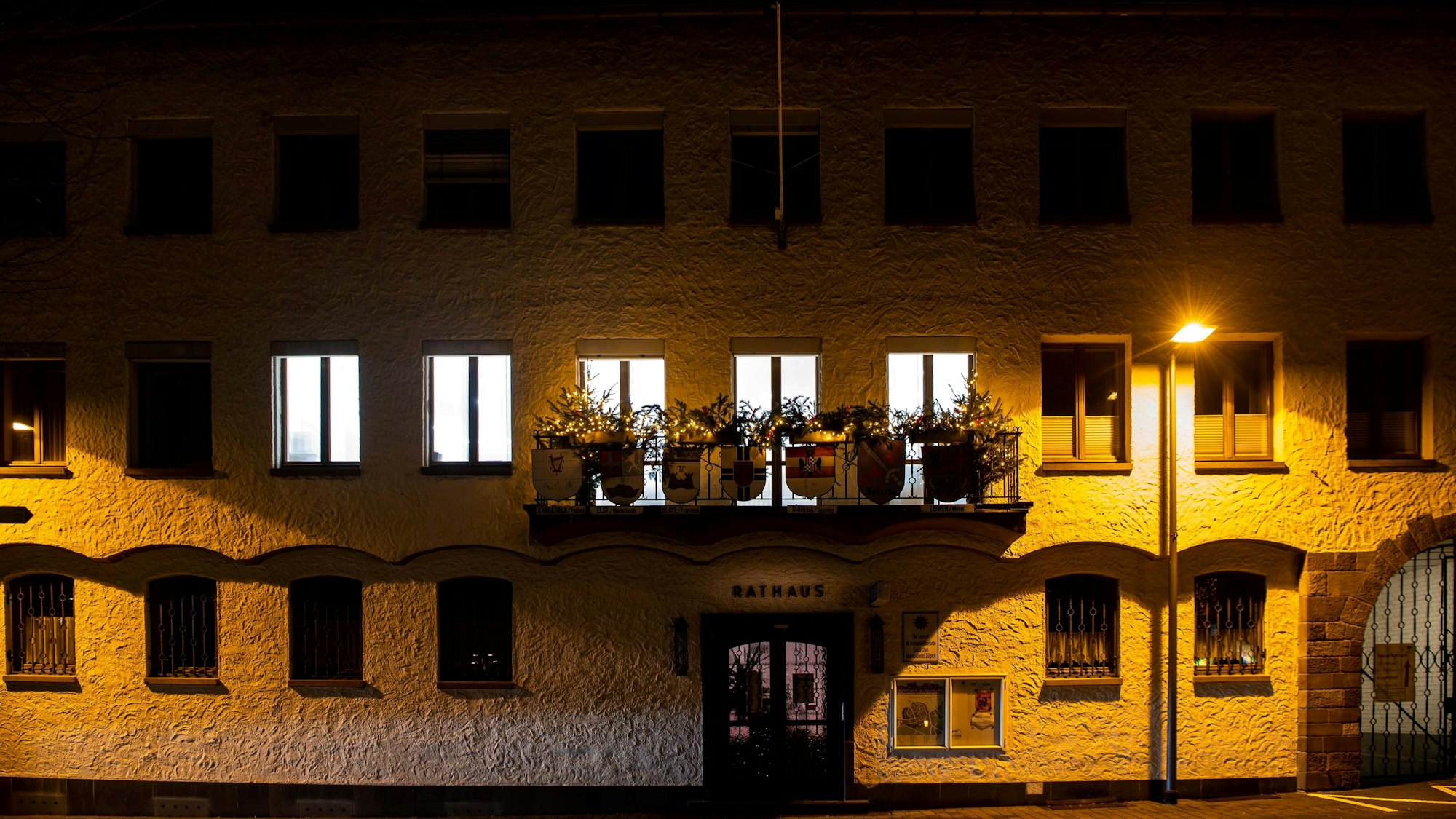 Das Zülpicher Rathaus beleuchtet in abendlicher Dunkelheit.