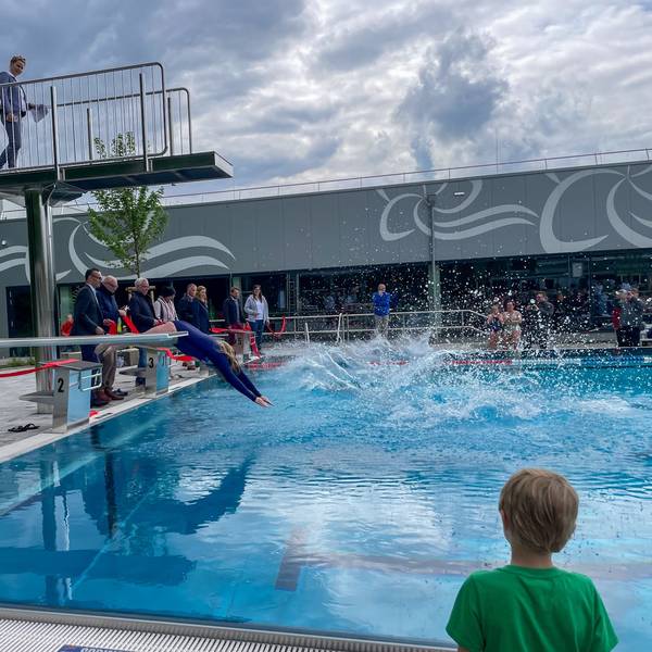 Der erste Kopfsprung: Das Leichlinger Freibad ist wieder geöffnet.