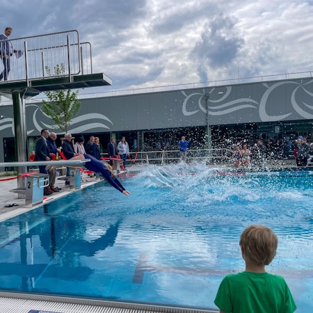 Der erste Kopfsprung: Das Leichlinger Freibad ist wieder geöffnet.